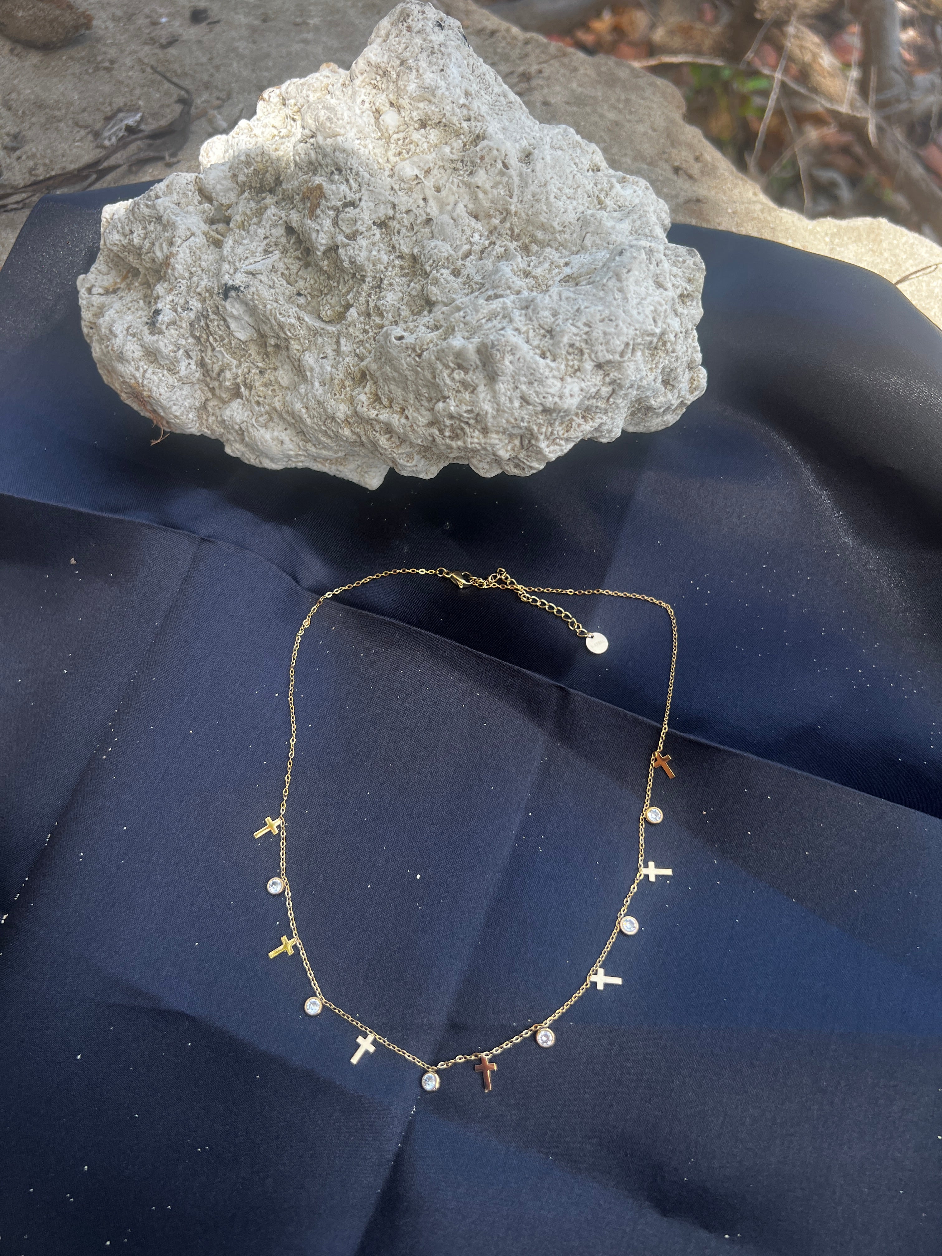 Collier, en petite croix du christ