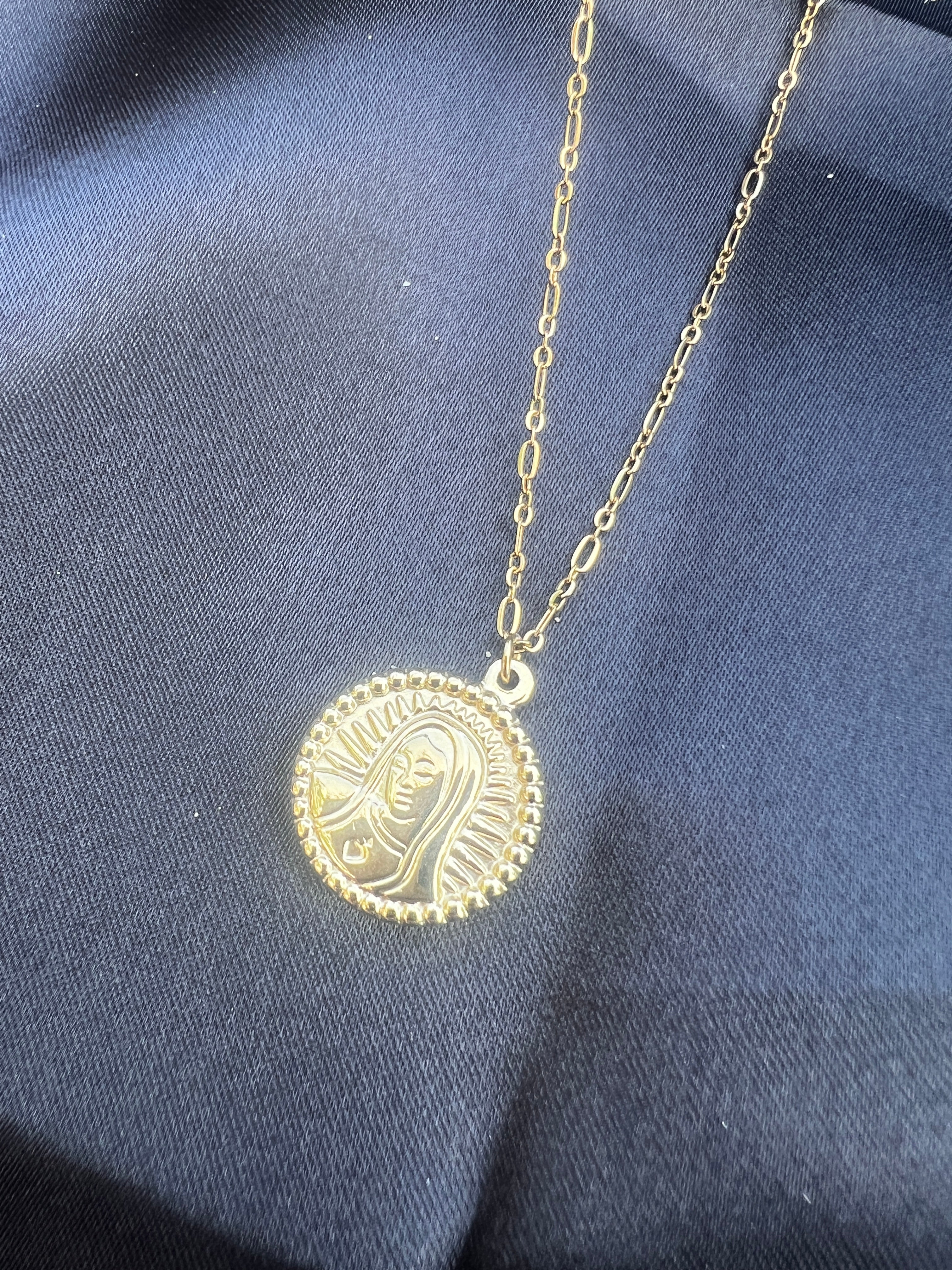 Collier, pendentif vierge Marie
