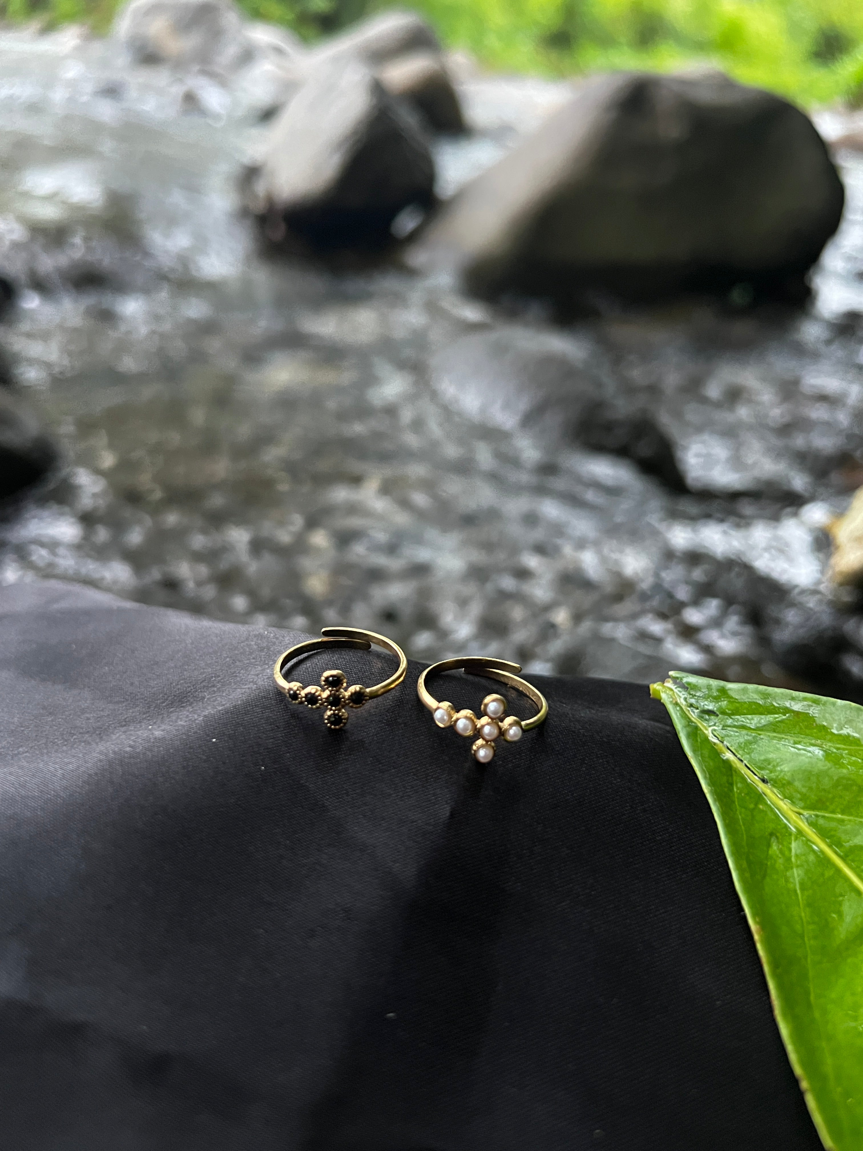 Bague croix en strass noir