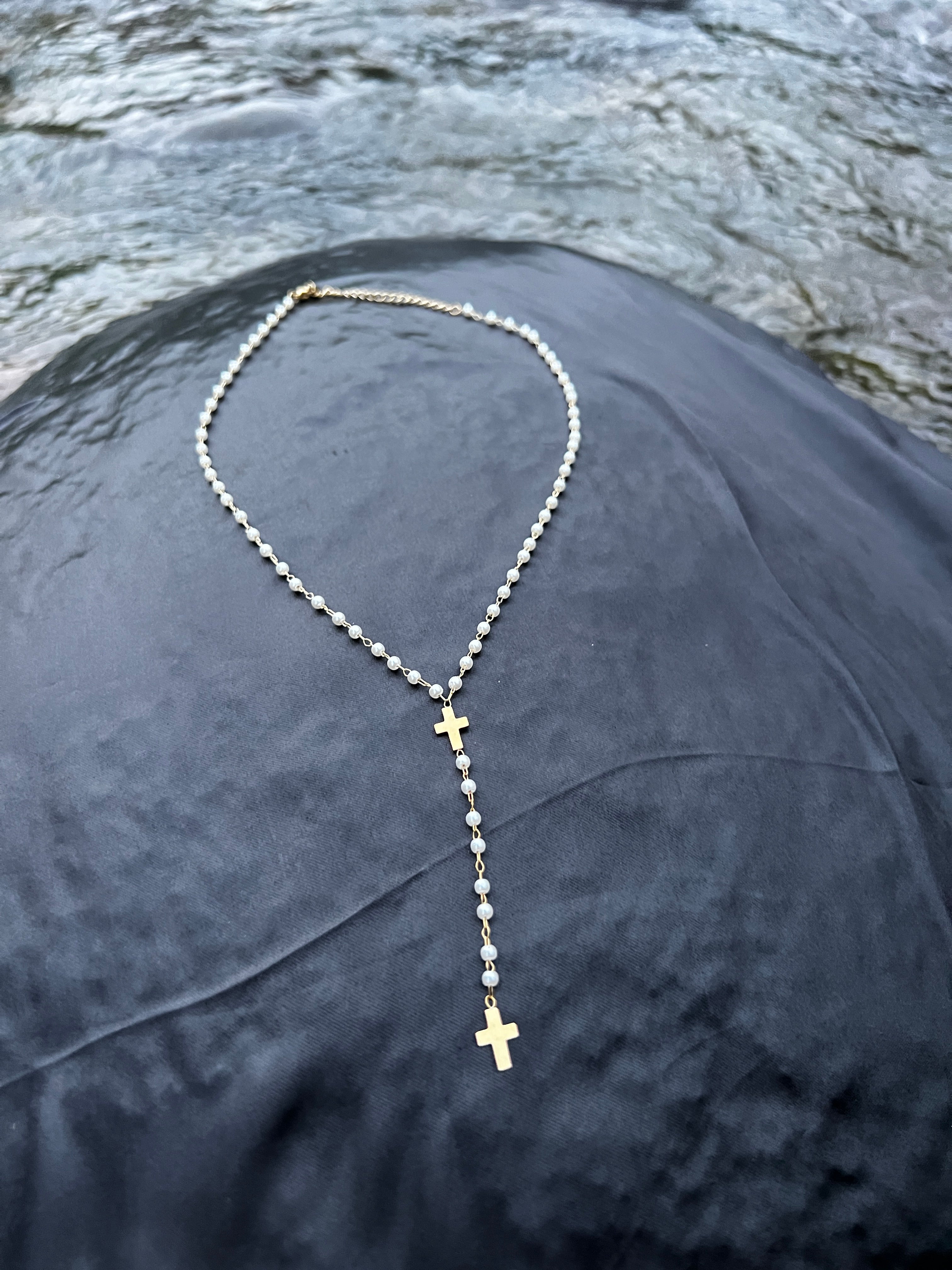 Collier perlé & croix du christ