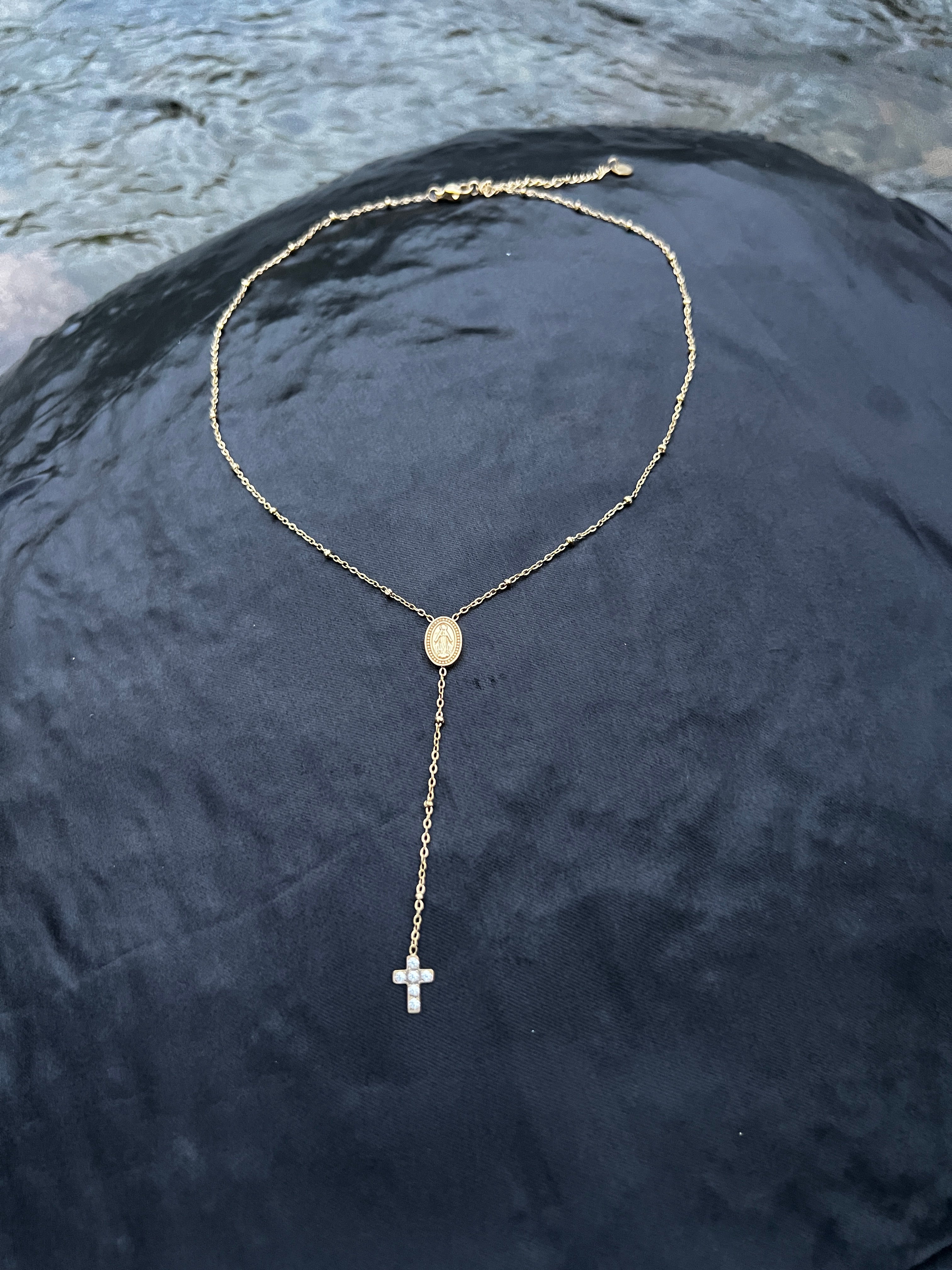 Collier du Christ et sa croix en strass